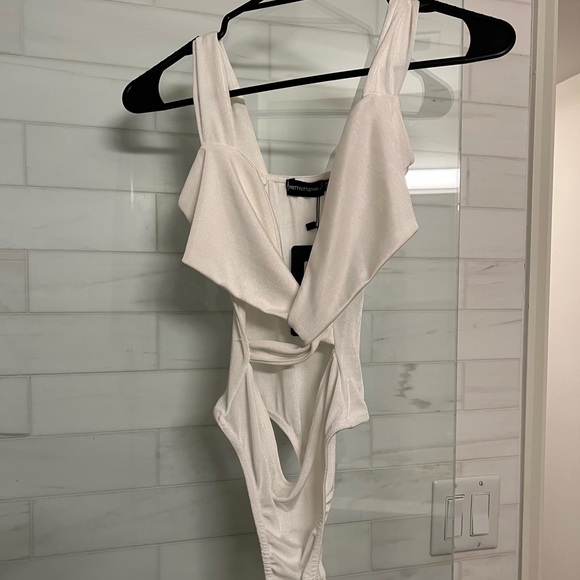 Pretty little thing white wrap bodysuit - Picture 3 of 4